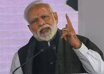 पाकिस्तानी रक्षा मंत्री ख्वाजा आसिफ ने दावा किया कि भारत कश्मीर में नियंत्रण रेखा (एलओसी) से कभी भी